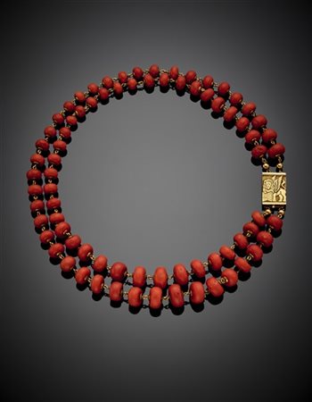 Collana a due fili a scalare in oro giallo e boules schiacciate di corallo ross