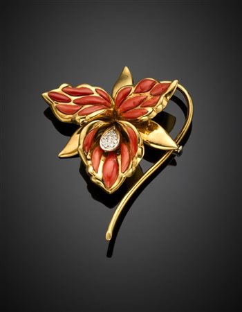 Spilla in oro giallo a guisa di fiore rifinita con coralli e diamanti, spillone