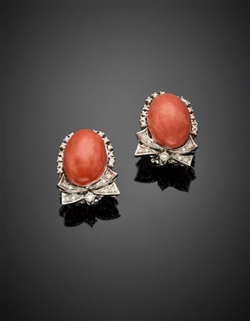 Orecchini a lobo in oro bianco con corallo arancione ovale di mm 17,96x12,85 e