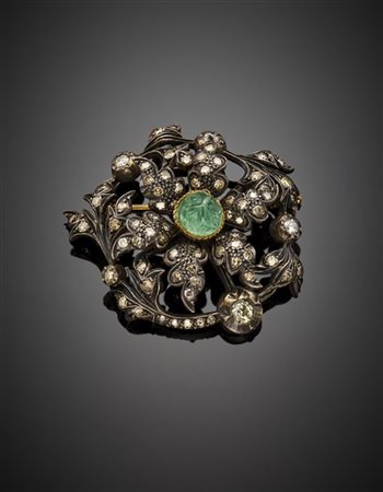 Broche floreale in oro giallo e argento con smeraldo scolpito e diamanti rotond