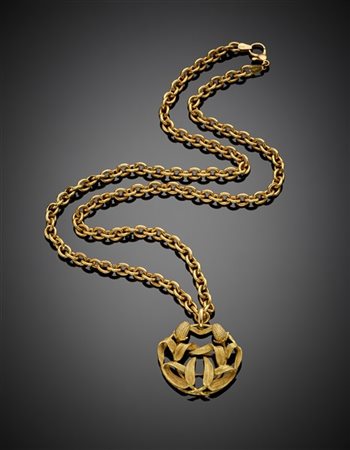 Catena a rolò ovale in oro giallo con pendente rotondo in oro sabbiato a foglie