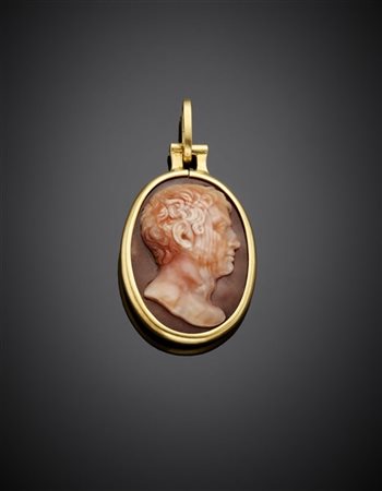 Pendente in oro giallo e due cammei in agata con profili scolpiti, g 8,29 circa