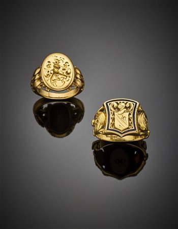 Lotto composto da due anelli in oro giallo con stemmi, uno dei quali rifinito i