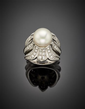 DAMIANI
Anello sagomato in oro bianco e diamanti con una perla al centro di mm
