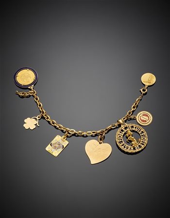 Bracciale a catena cava in oro giallo cesellato rifinito con sette charms in or