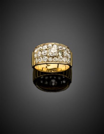 Anello in oro giallo e bianco con diamante centrale a cuscino di ct. 0,50 circa