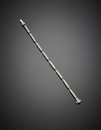 MANFREDI
Bracciale a segmenti articolati in oro rosa e bianco rifinito in diama