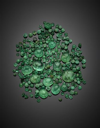 Lotto di numerosi smeraldi cabochon per complessivi ct 51.90 circa.