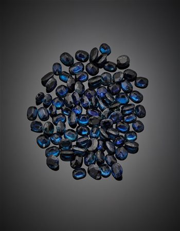 Lotto di numerosi zaffiri sfaccettati di varie forme e dimensioni per complessi
