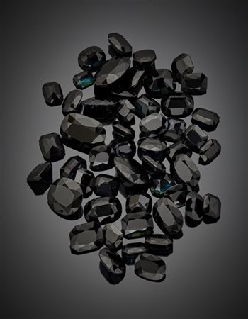 Lotto di numerosi zaffiri sfaccettati di varie forme e dimensioni per complessi