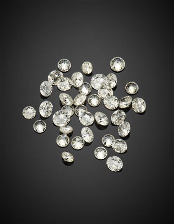 Lotto di numerosi diamanti rotondi per complessivi ct. 3,67 circa.