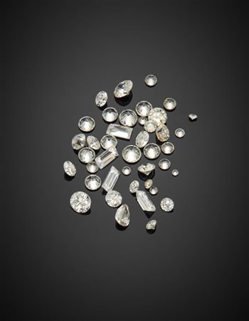 Lotto di numerosi diamanti per complessivi ct 3.21 circa.