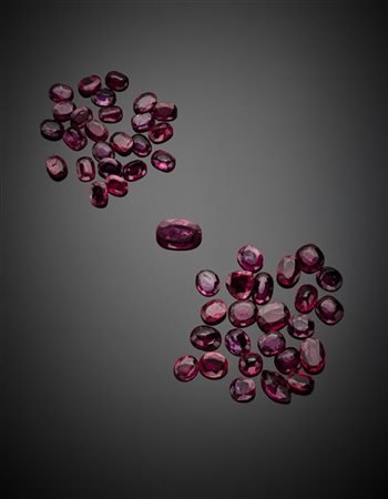 Lotto di numerosi rubini sfaccettati di varie forme e dimensioni per complessiv