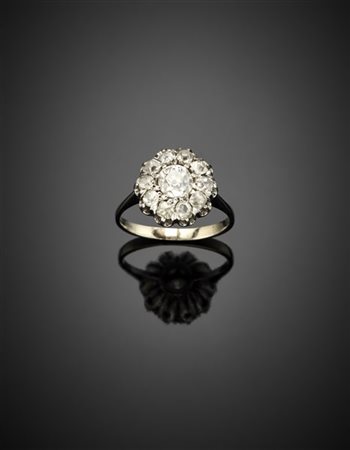 Anello in oro bianco a cupola e diamanti old mine per complessivi ct. 1,20 circ