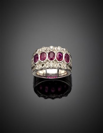 MONFARDINI
Anello in oro bianco con cinque rubini ovali per complessivi ct. 2,4