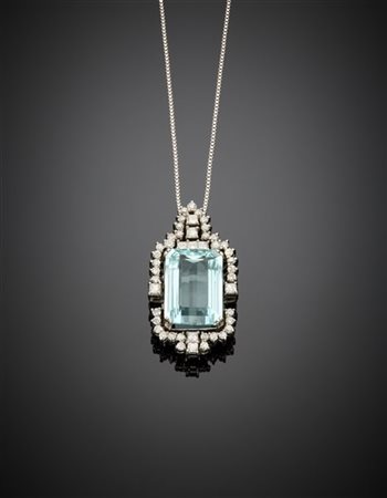 Pendente in oro bianco, diamanti per complessivi ct. 1,10 circa e acquamarina o