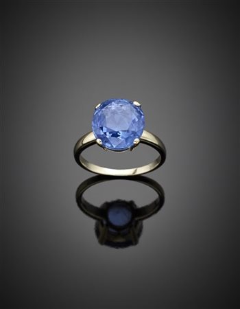 Anello in oro bianco con zaffiro a cuscino di ct. 8 circa, g 5,75 circa misura