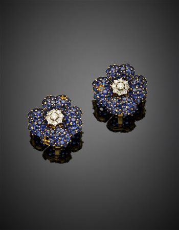 Orecchini a lobo a guisa di fiori in oro giallo con diamanti e zaffiri, g 25,09