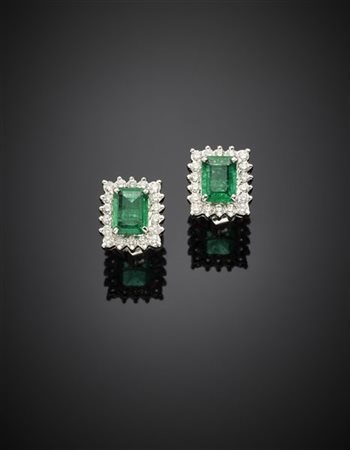 Orecchini a lobo in oro bianco rifiniti con diamanti per complessivi ct. 0,50 c