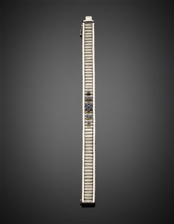 Bracciale modulare in oro bianco in parte cesellato e zaffiri, g 42,93 circa, l