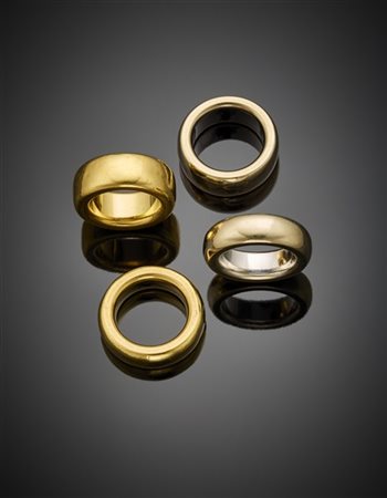 Gruppo di quattro anelli a fascia in oro bianco e giallo, uno reca ancora tracc