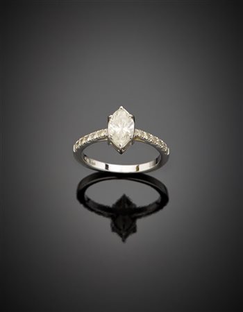 Anello in oro bianco con diamante marquise di ct. 0,60 circa e altri diamanti a
