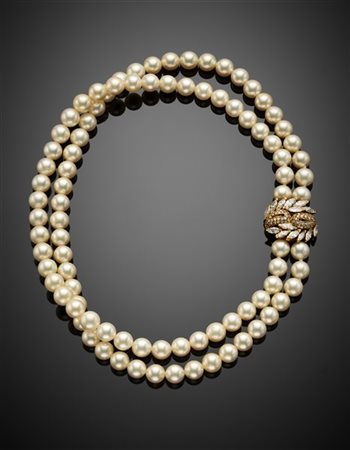 Collana a due fili di perle coltivate di mm 9/9,5 circa, chiusura in oro giallo