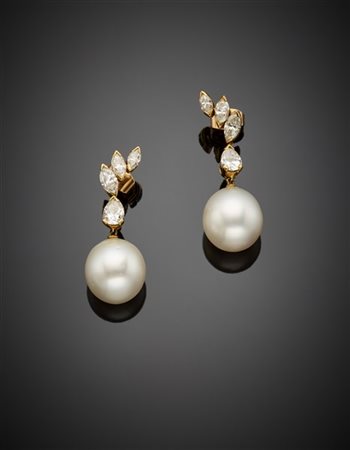 Orecchini pendenti in oro giallo con diamanti navette e goccia per complessivi