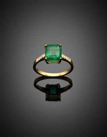 Anello in oro giallo con smeraldo a gradini di ct. 2,30 circa e diamanti, g 3,7