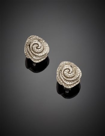 PASQUALE BRUNI
Orecchini in oro bianco e diamanti a guisa di rose, g 15,28 circ