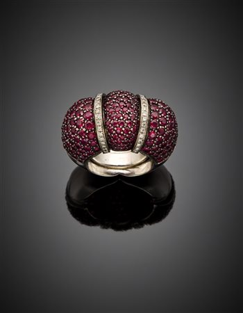 Anello in oro bianco rifinito con diamanti e rubini, con contranello, g 26,54 c