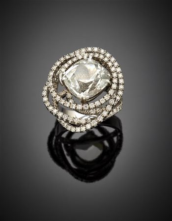 Anello in oro bianco con topazio incolore di ct. 11 circa rifinito con diamanti