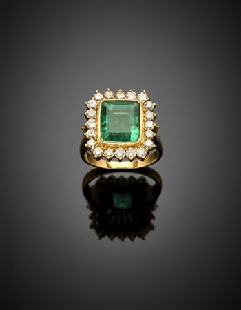 Anello in oro giallo con smeraldo ottagonale centrale di ct. 4 circa e diamanti