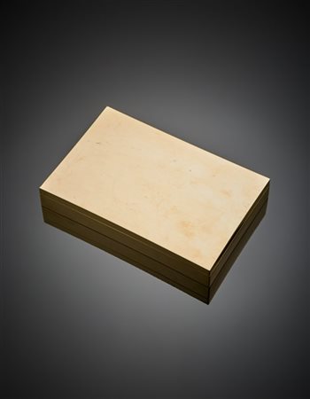 Scatola portasigarette rettangolare in oro giallo, g 387,46 circa, lungh. cm 15