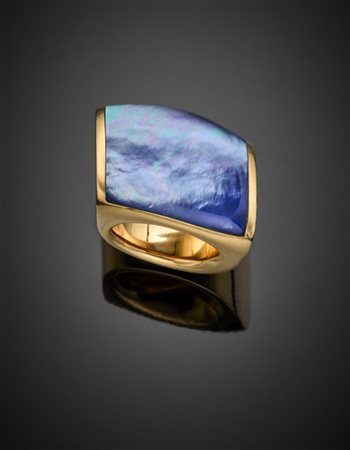 VHERNIER
Anello in oro giallo a fascia con madreperla e quarzo ialino, g 41,93