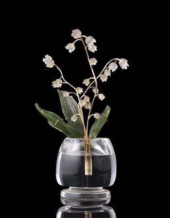 Composizione floreale con vaso in quarzo ialino e mughetti in oro giallo quarzo