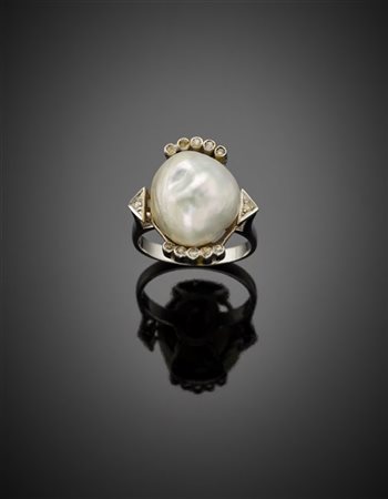Anello in oro bianco con perla barocca e piccoli diamanti, g 9,37 circa misura