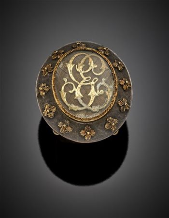 Anello in oro e argento in parte cesellati con iniziali GE su base di capelli i