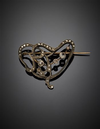 Spilla a volute in oro 333/1000 e argento con diamanti a mezza rosetta, g 11,14