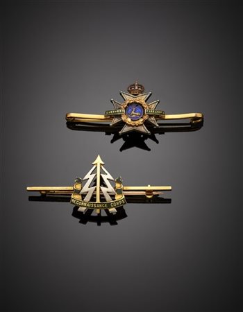 Due spille in oro a due colori 500/1000, argento e smalti, lungh. cm 4,60 e cm