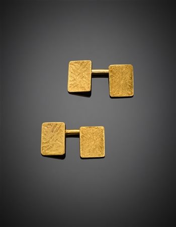 Gemelli rettangolari in oro giallo texturato, g 8,09 circa. Marcati 118 MI.