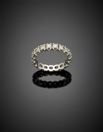 Anello eternity in oro bianco e diamanti per complessivi ct. 1,50 circa, g 3,51