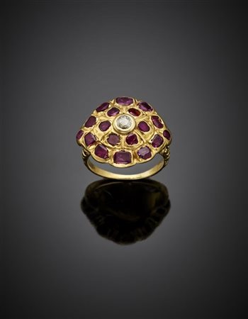 Anello in oro giallo con diamante centrale e rubini a rifinirlo, dettagli in sm