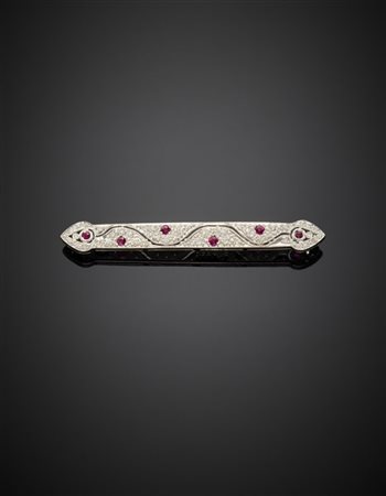 Spilla a barretta in oro bianco con diamanti e rubini, g 4,36 circa, lungh. cm