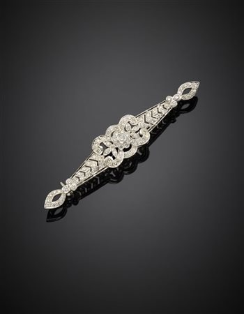 Spilla traforata a barretta in oro bianco e diamanti, g 4,36 circa, lungh. cm 6