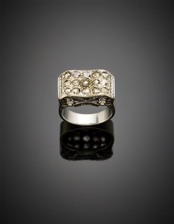 Anello in oro bianco con diamanti a mezza rosetta, g 9,24 circa misura 15/55.