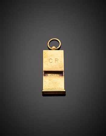 Fischietto pendente in oro giallo con incisione “CR”, g 13,81 circa, lungh. cm