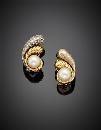 Orecchino in oro giallo e bianco con perla e diamanti insieme a orecchino simil