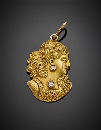 Pendente con profilo femminile in oro giallo 333/1000 e diamanti, g 8,34 circa,