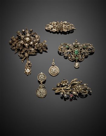 Lotto di quattro spille, di cui una utilizzabile anche come centrale, un penden